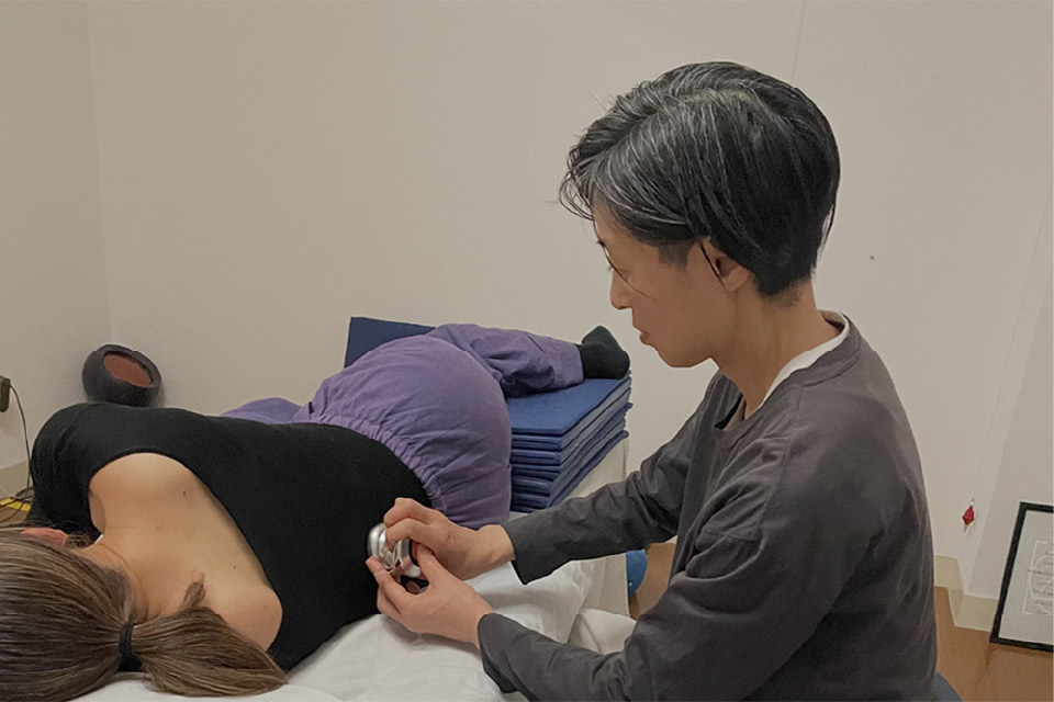 <p>Newsletter Vol.353</p>CS60ニュースレター 雪下明子さん（前編）「がんばって治す」のをやめると、 からだは自ら整いはじめる